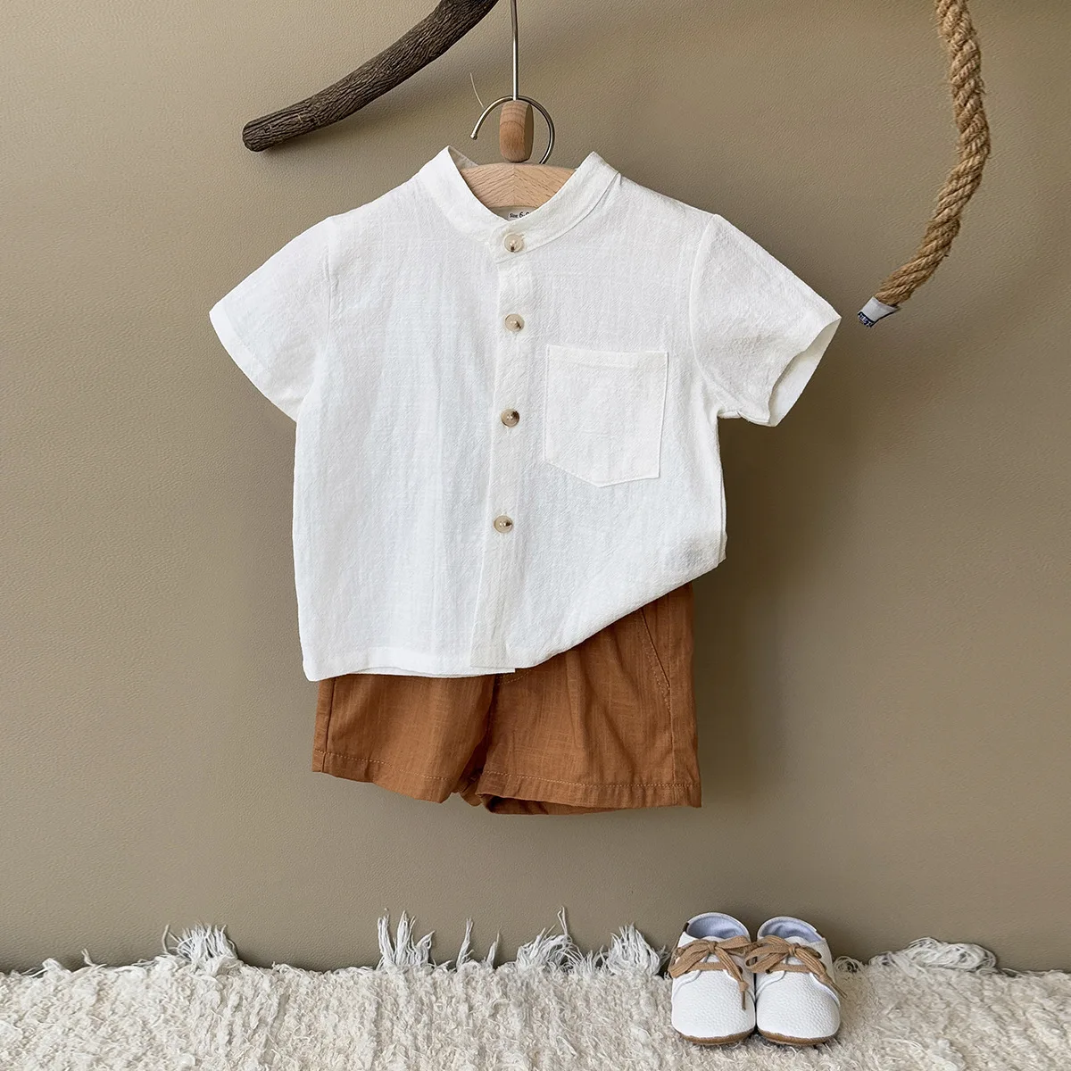 

Летний комплект для малышей 3М-3Г 2026: Однотонная белая футболка и коричневые шорты (2 предмета), эластичный пояс, брюки до колен