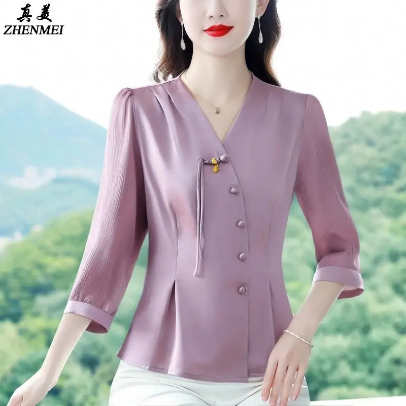 

Elegant Chinese Style V-Neck Blouse for Women with Luxurious Mom's Wear Versatile and Slimming T-Shirt Top