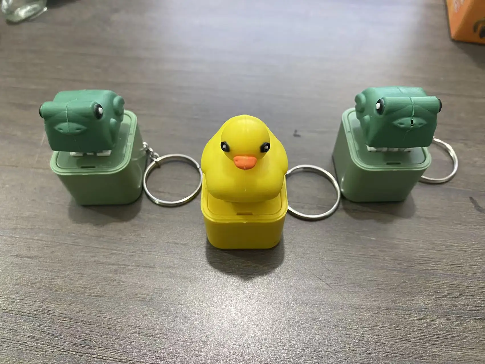 Wiederaufladbares Quetsch-Stressabbau-Spielzeug, niedlicher Frosch-Schlüsselanhänger mit Sound, tragbares Entspannungsartikel-Geschenk für Freunde – Detail 7