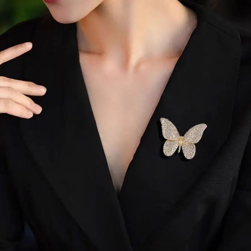 1 Stück Damen-Kleidungsanzug Hochwertige Anstecknadeln Schmuck Mode Frauen Mädchen Elegante Kristall-Schmetterling-Broschen Abzeichen