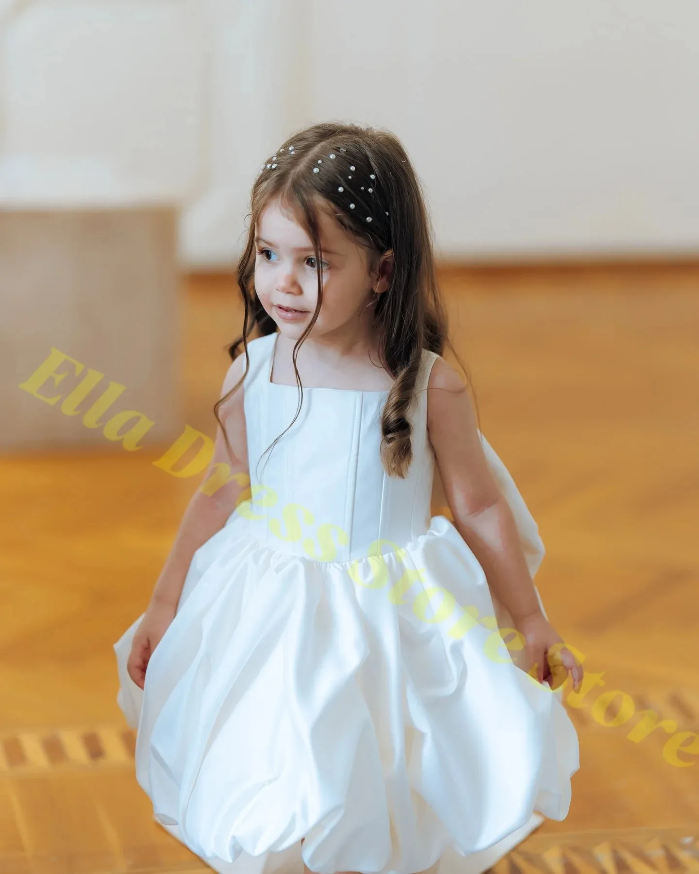 Maßgeschneidertes weißes Blumenmädchenkleid für Kinder, flauschiges Bloomer-Kleid aus weißer Seide, christliches Hochzeitskleid, Taufkleid, Großhandel – Detail 6