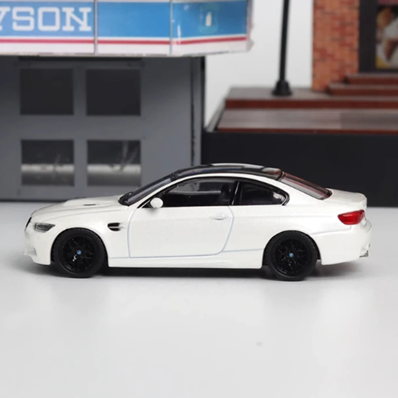 دييكاست 1:64 مقياس M3 E92 سبيكة محاكاة نموذج سيارة معدنية مجموعة ثابتة زينت هدايا العيد اللعب هدية تذكارية