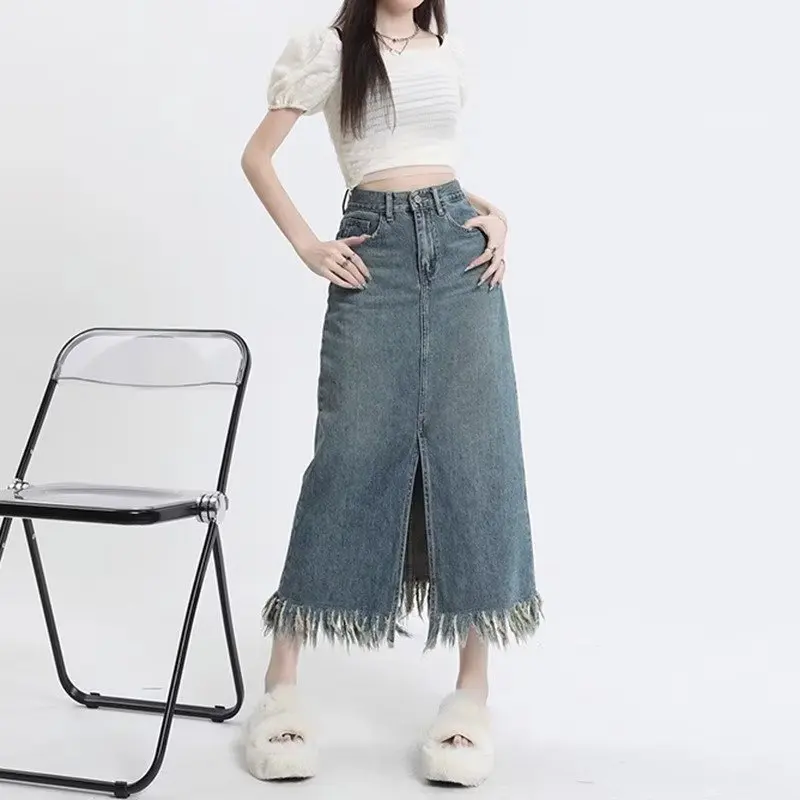 กระโปรงยีนส์เอวสูงทรงเรโทร ความยาวปานกลาง ผ่าข้างต้นขา พร้อมชายกระโปรงแบบรุ่ย ดีไซน์ทรงเอที่ช่วยให้ดูเพรียวบางสำหรับคนไซส์ใหญ่