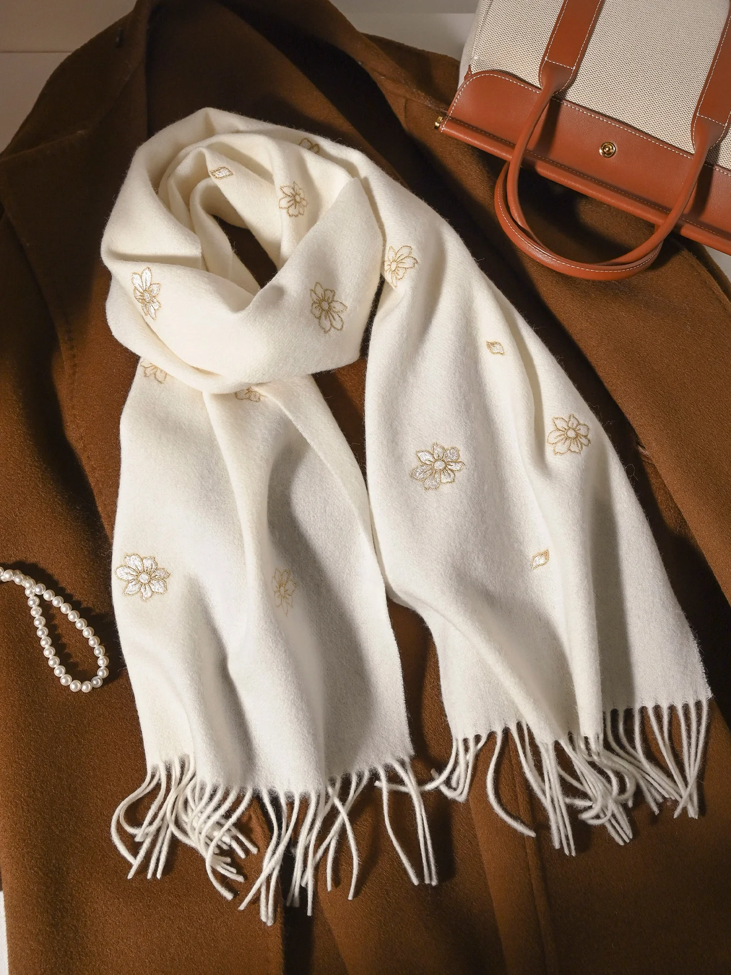 Echarpe-en-laine-pure-blanche-style-femme-nouvelle-collection-automne-hiver-2026-echarpe-brodee-haut-de-gamme-petit-cache-cou