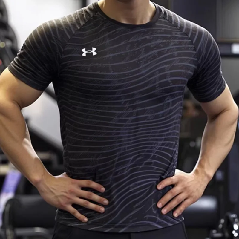 

Футболка Under Armour Quick-Dry 24500510-001, мужская, новая коллекция весна-лето, с коротким рукавом и принтом по всей поверхности, для бега и трейлраннинга