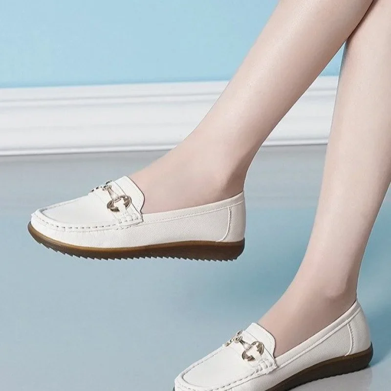 2025 أحذية نسائية مسطحة على الموضة بإبزيم معدني ديكور مريح ومتعدد الاستخدامات