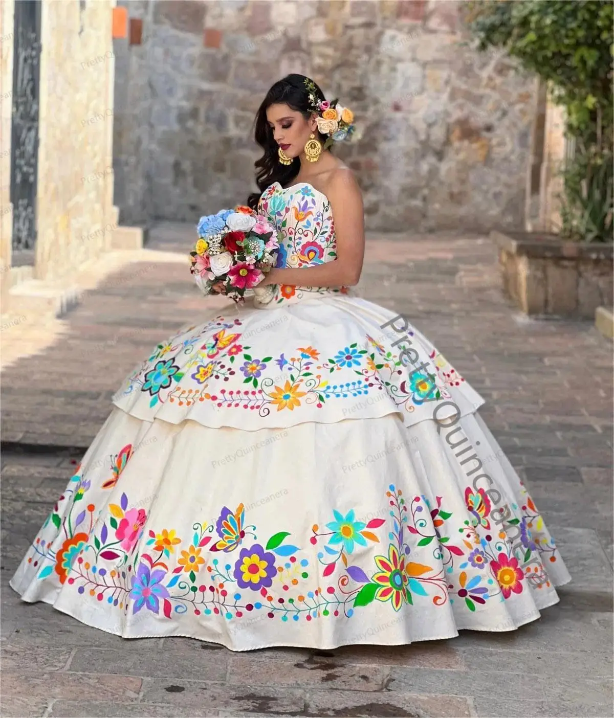 فساتين الأميرة PrettyQuinceanera ، تنورة ذات طبقات مكسيكية عاجية ، تطريز زهور مصنوع يدويًا ، نمط Charro مصنوع حسب الطلب