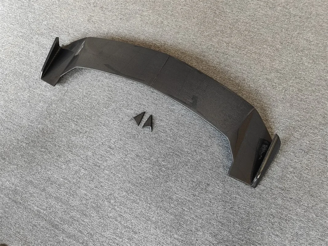 

New TC Style Carbon Fiber Body Kit for Lamborghini Urus Including Roof Spoiler and Rear Spoiler