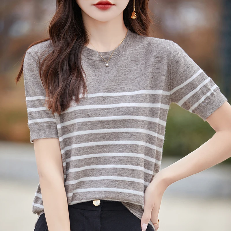 

Black and white striped short sleeved knitted t-shirt for women with round neck pullover, fine spun thin loose top T-shirt