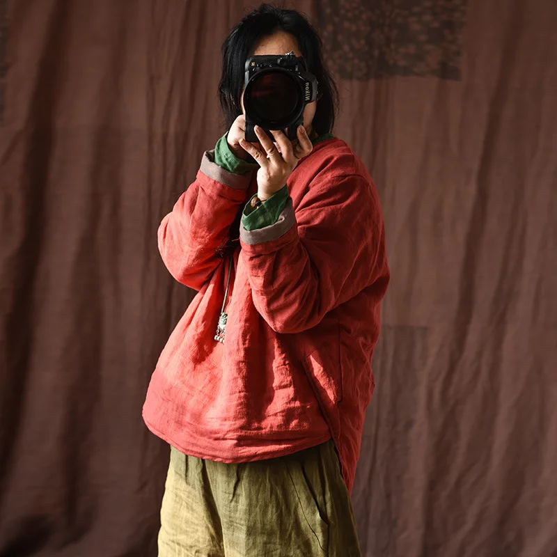 

Свободная удлиненная женская куртка из льняно-хлопковой смеси с круглым вырезом, асимметричным подолом и декоративными пуговицами ручной работы