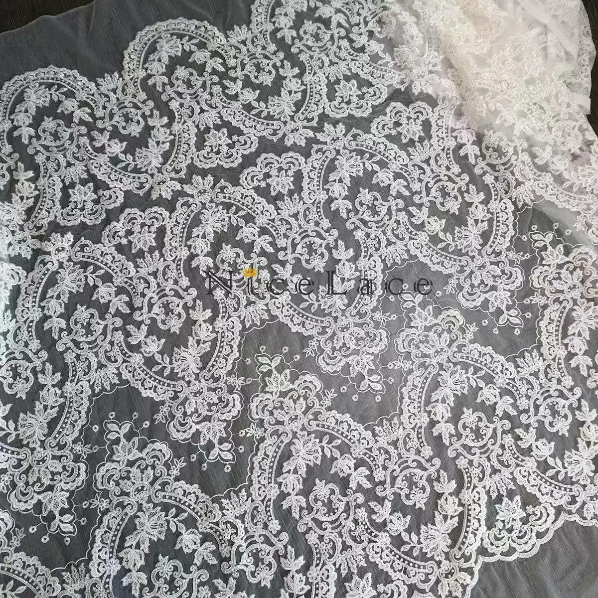

Высококачественная вышитая кружевная ткань с цветочными пайетками и тесьмой для свадебных платьев, аксессуары для свадебных нарядов, ширина 130 см.