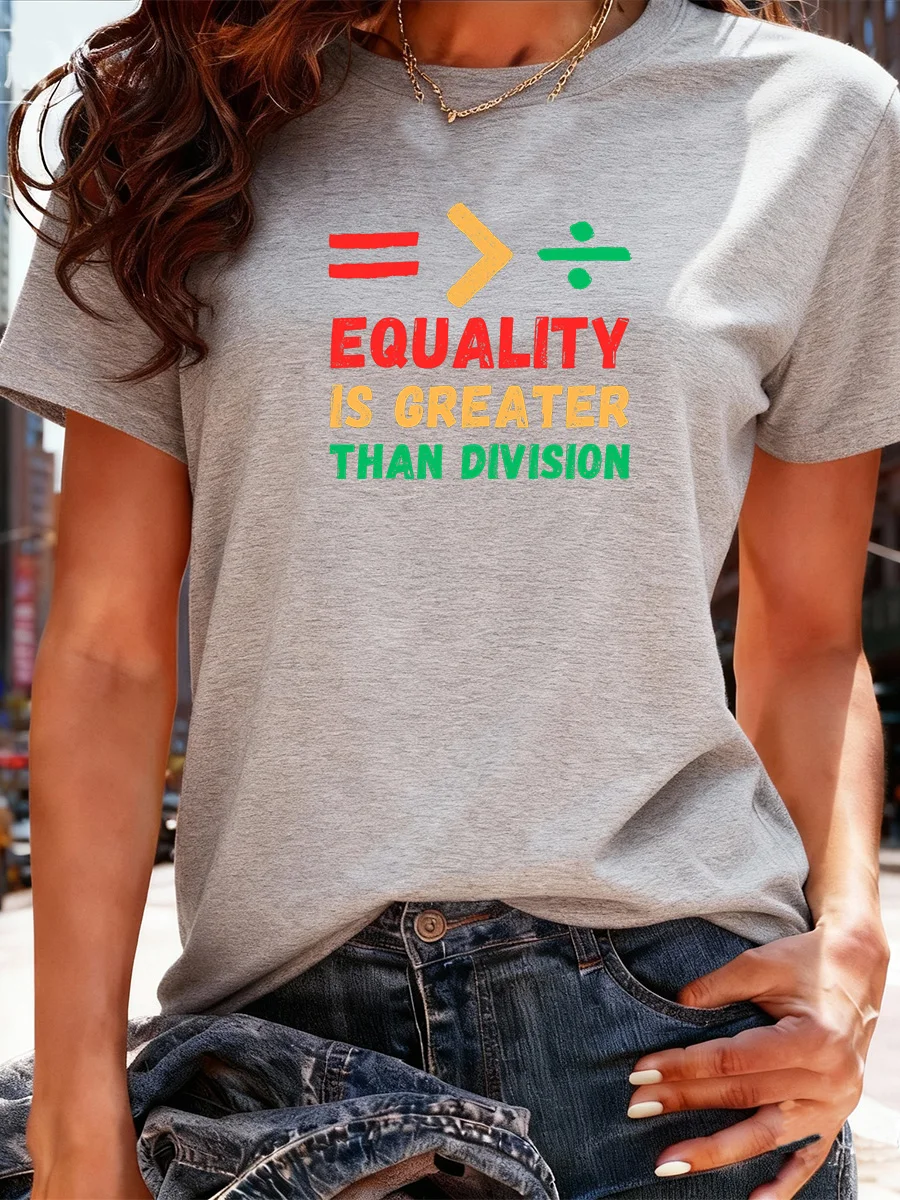 Czarna koszulka z krótkim rękawem i nadrukiem symbole matematycznego oznaczenia: Równość jest większa niż rozdzielenie, okrągły dekolt, codzienna bluzka do noszenia na co dzień.