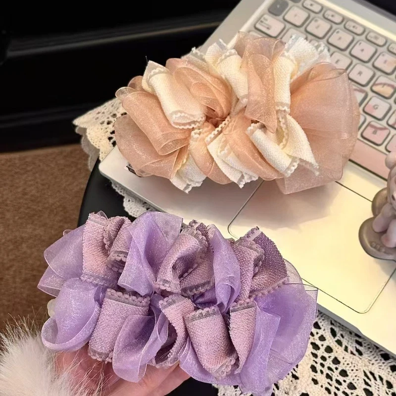 Set de Coleteros Cloud-Fold – Anillos para Moños de Organza con Flores Volantes Hechas a Mano en Beige y Lila, con Ribete de Encaje y Detalles de Perlas