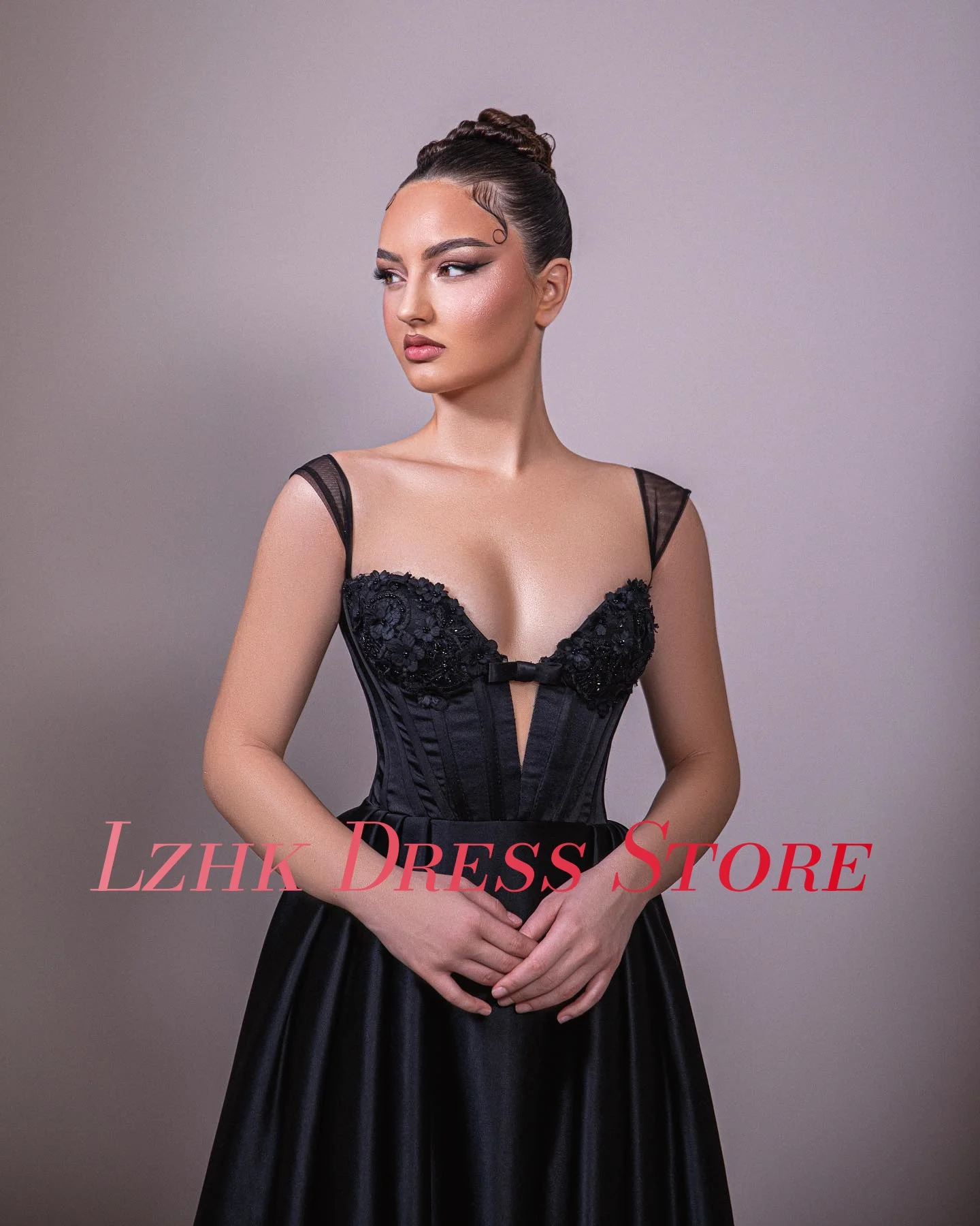 แฟชั่นที่กำหนดเองซาตินเอ-ไลน์สายรัดปาเก็ตตี้แอพพลิเคชันดอกไม้ประดับด้วยลูกปัดชุดราตรีที่ละเอียดอ่อนแขนกุดชุดคนดัง