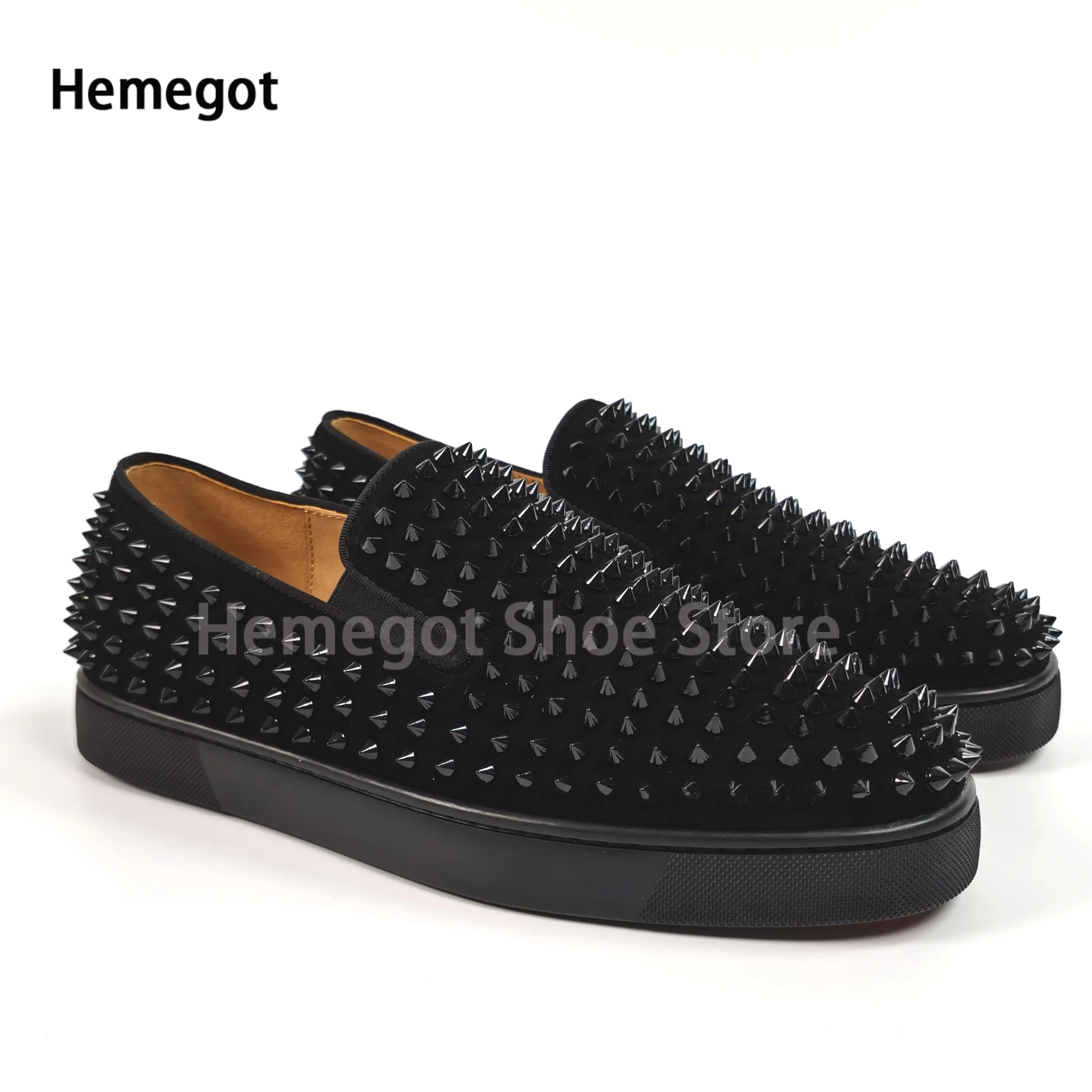 Pantofole da uomo rivettate bianche in pelle Low Top Flat Casual Shoes maschi marca rivetti neri di alta qualità mocassini con suola spessa