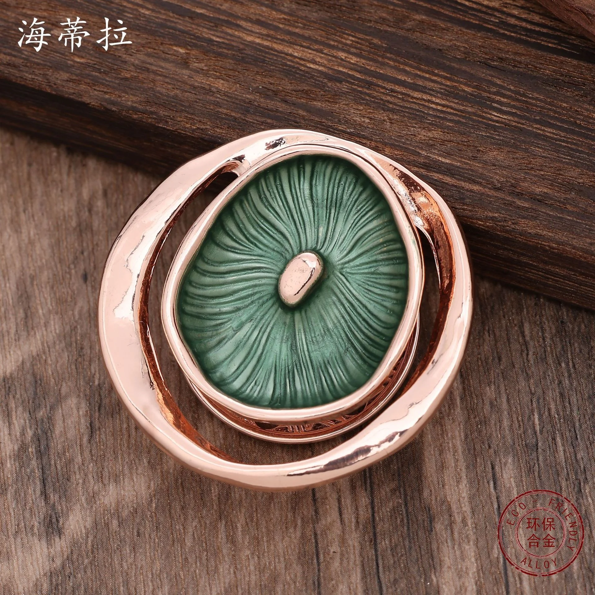 New Round Hollow Enamel Lotus Leaf Magnetic Suction Brooch For Women\'s High-end Fashion Gatherings On The Street