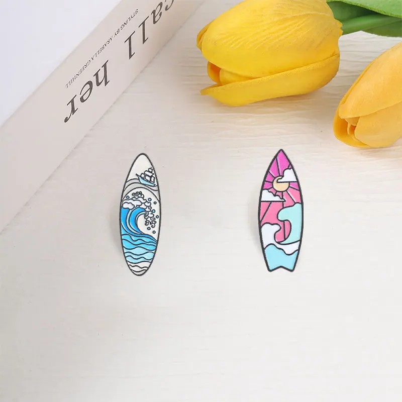 Cartoon-Ozean-Sonnenuntergang-Surfbrett-Emaille-Pin, Sommer-Strand-Ozeanwellen-Segelboot- und Sonnenuntergang-Himmel-Design-Brosche, Taschen-Revers-Abzeichen-Schmuck – Detail 10