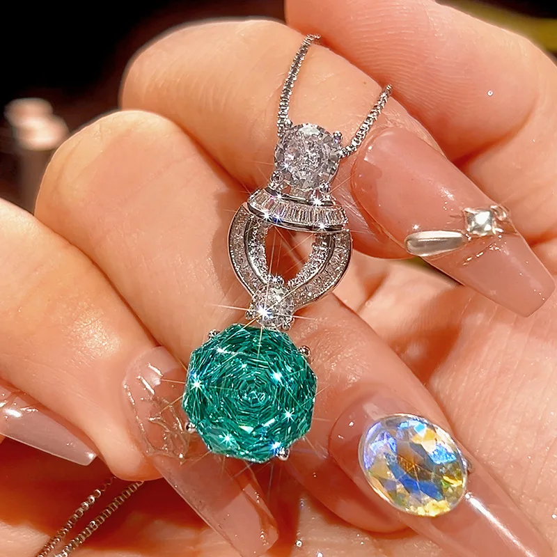 

Gold-plated jewelry with a millennium cut Para Green round vintage main stone 12*12