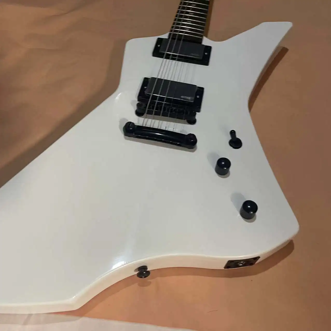 In stock, 6-chord shaped electric guitar, white body, black hardware accessories, with real shipping pictures. Order and ship im