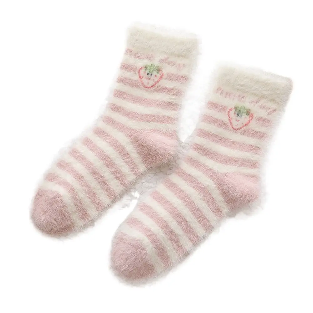 لطيف الدافئة الصوف شريط الإنجليزية الأبجدية الفراولة جوارب قطنية النمط الياباني الجوارب الجوارب النساء الجوارب القصيرة