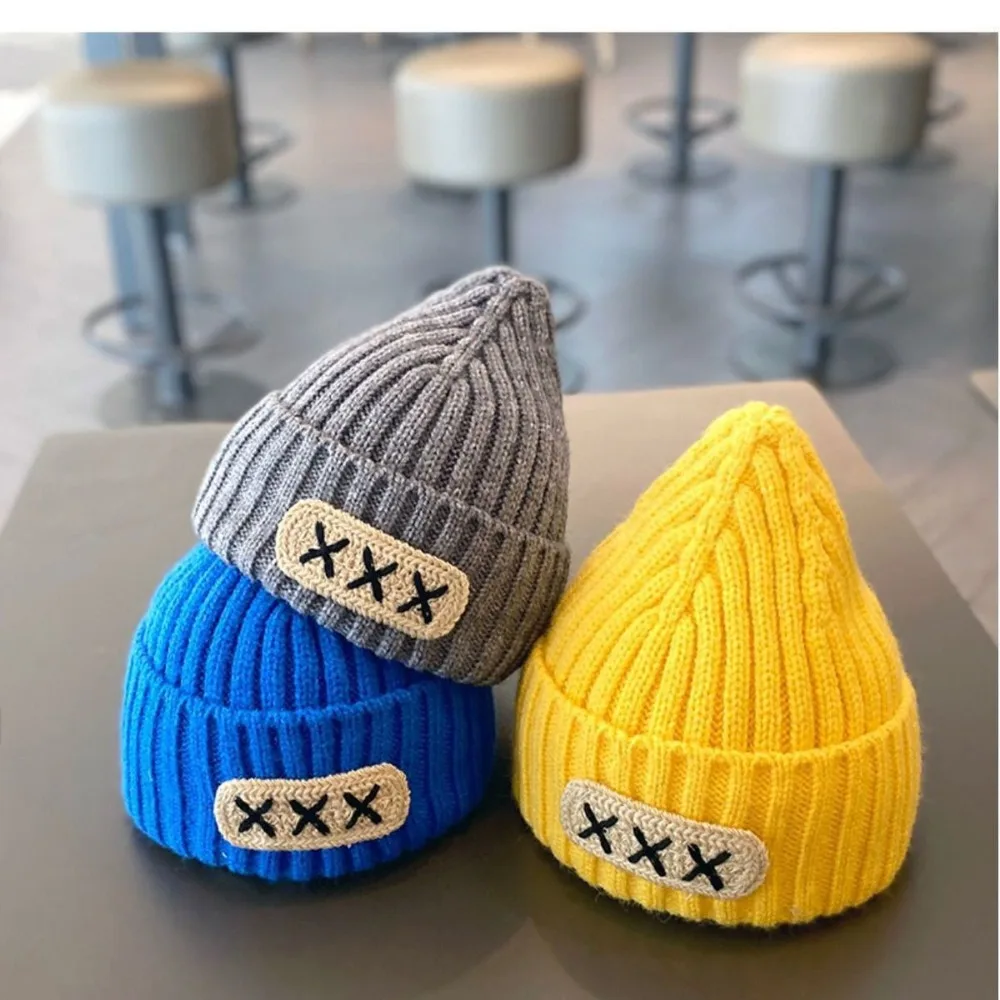 Cappello Casual lavorato a maglia in doppia lana con ricamo a lettera berretto caldo berretto per bambini in tinta unita inverno