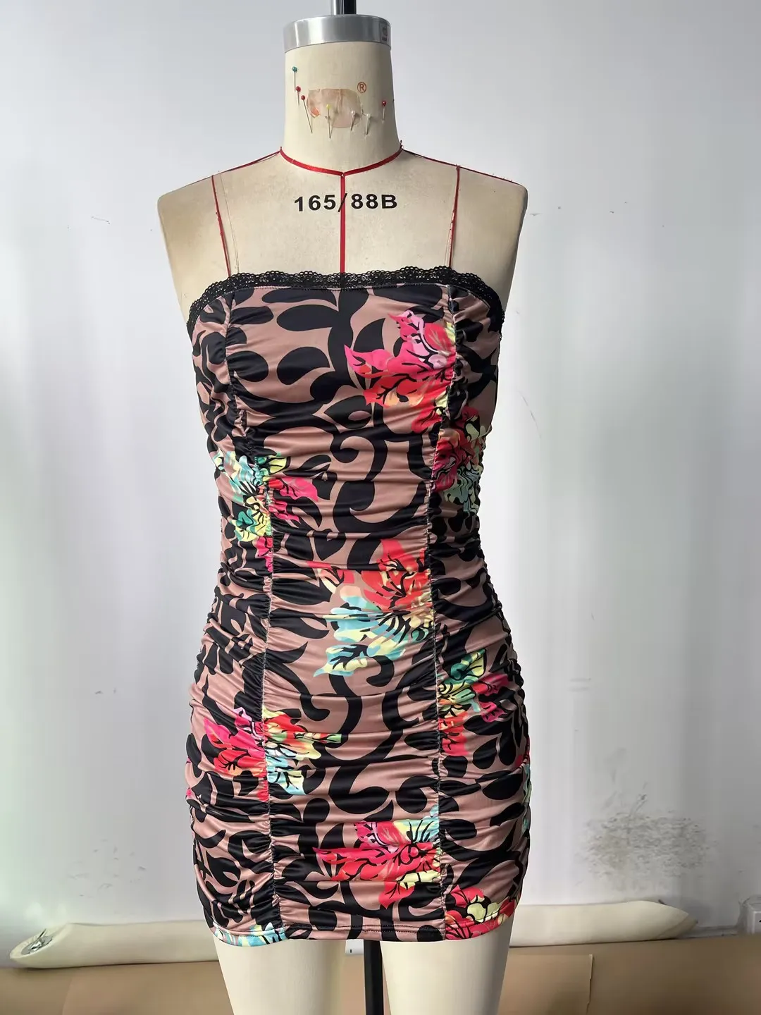 سيدة أنيقة زهرة فستان مُزين بطباعة 2025 الصيف النساء حمالة Bodycon الساخن فتاة مثير نادي حفلة الشارع فساتين صغيرة فيستا