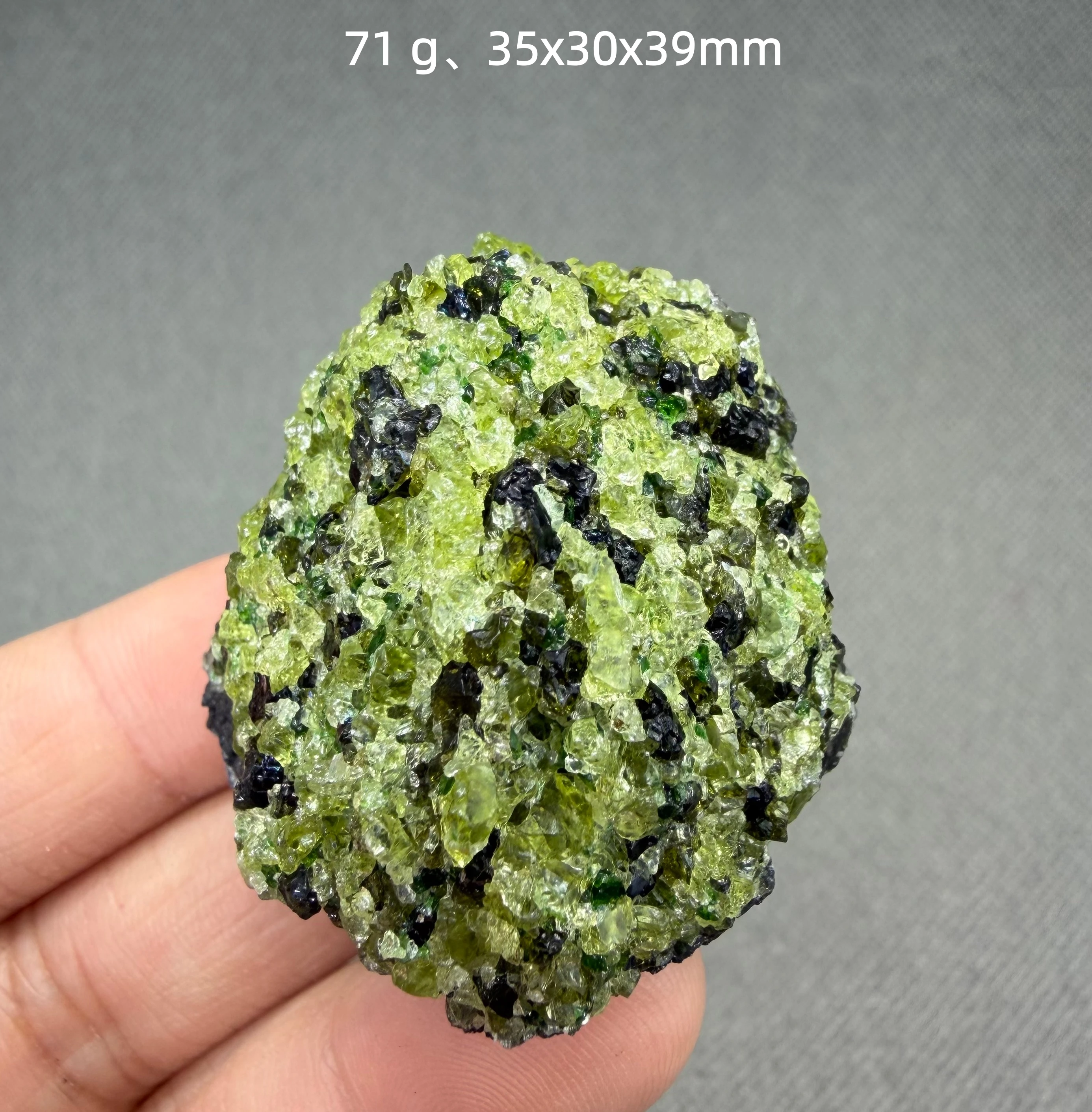 Raro espécimen mineral de olivino prismático corto en matriz con racimo de cristales de peridoto natural