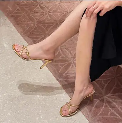 

Summer Ladies Gold Black Red Leather Gold Metal Decor Twist Cross Strap Open Toe 6 8 CM High Heels Slippers Women Sandals Shoes