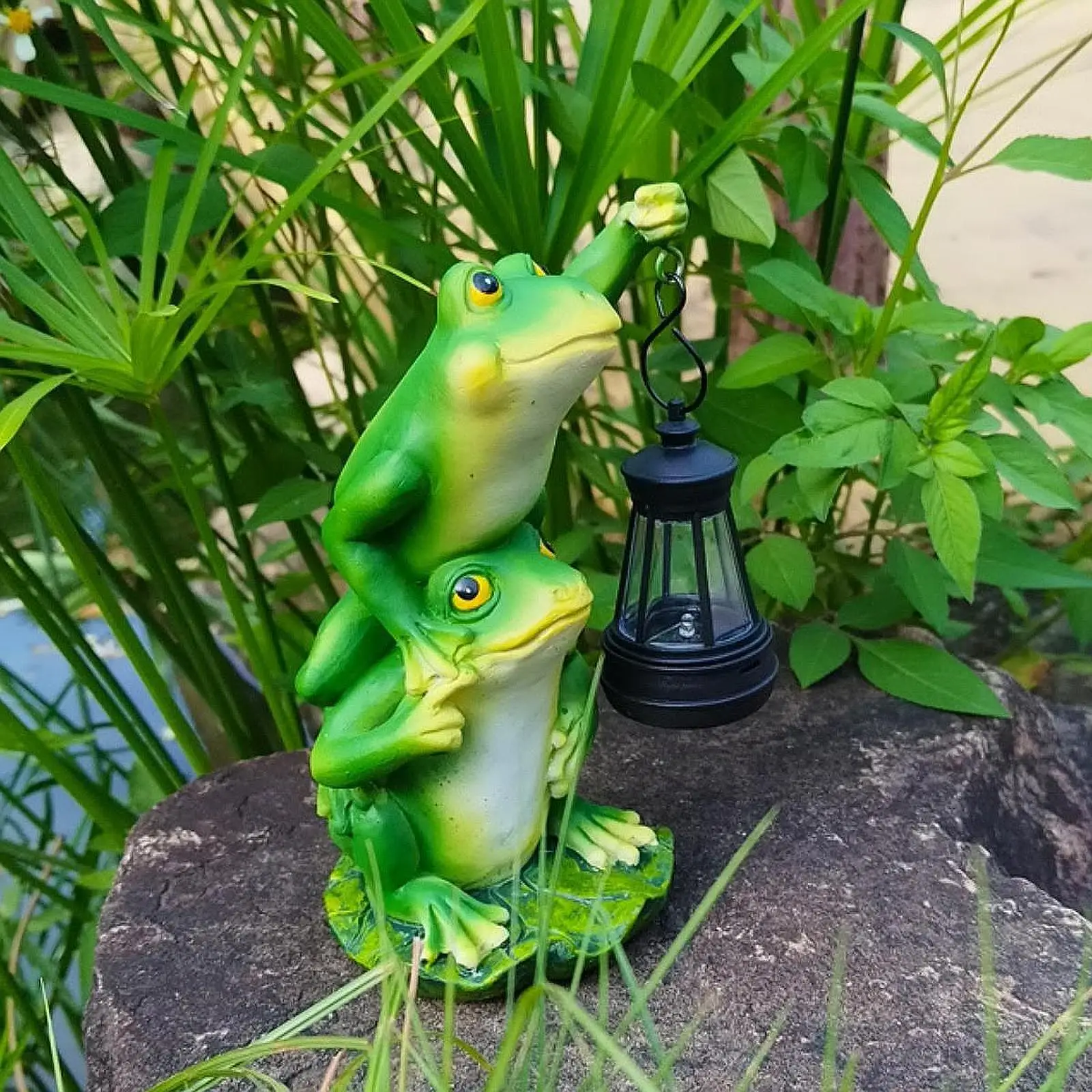 

Frog Garden Ornament Solar Resin Sculpture Weatherproof Figure Lighting for Outdoor Decorative Garden Spaces