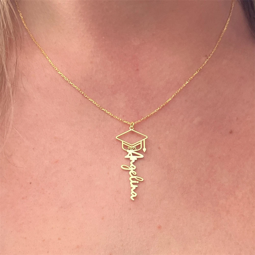 

Персонализированное ожерелье с именем выпускника, класс 2025, изготовленное на заказ, ожерелье с подвеской в виде выпускного, подарок на выпускной для нее, ювелирные изделия для женщин