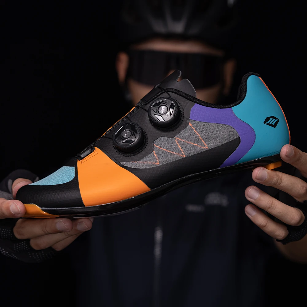Santic Carbon Fiber Cycling Shoes Men Outdoor Professional Road Racing Shoes Adjustable Auto-lock Road Riding Bicycle Sneakers