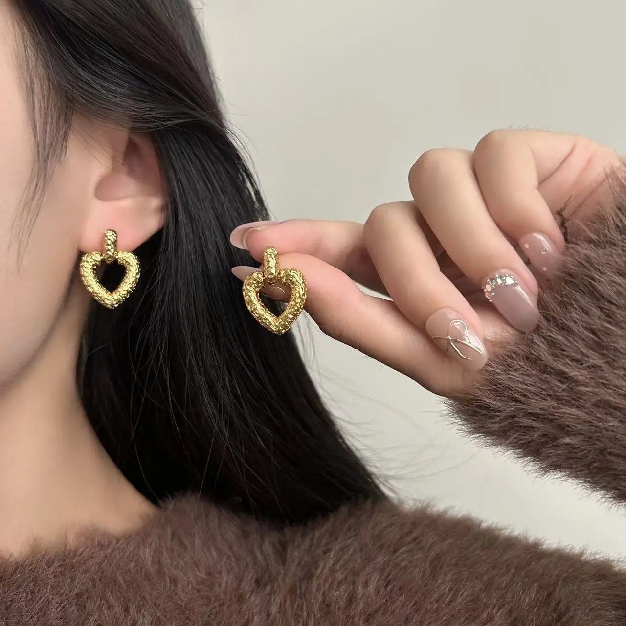 Niche creative concave-convex texture metal texture love stud earrings women's beating pattern retro peach heart earrings