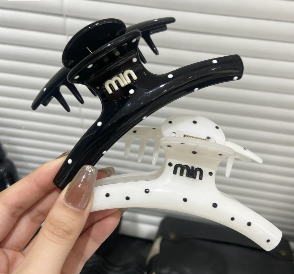 

Весенне-летняя коллекция 2026: элегантная универсальная заколка-краб с черно-белым горошком и буквой, 12 см, в стиле дельфин/акула