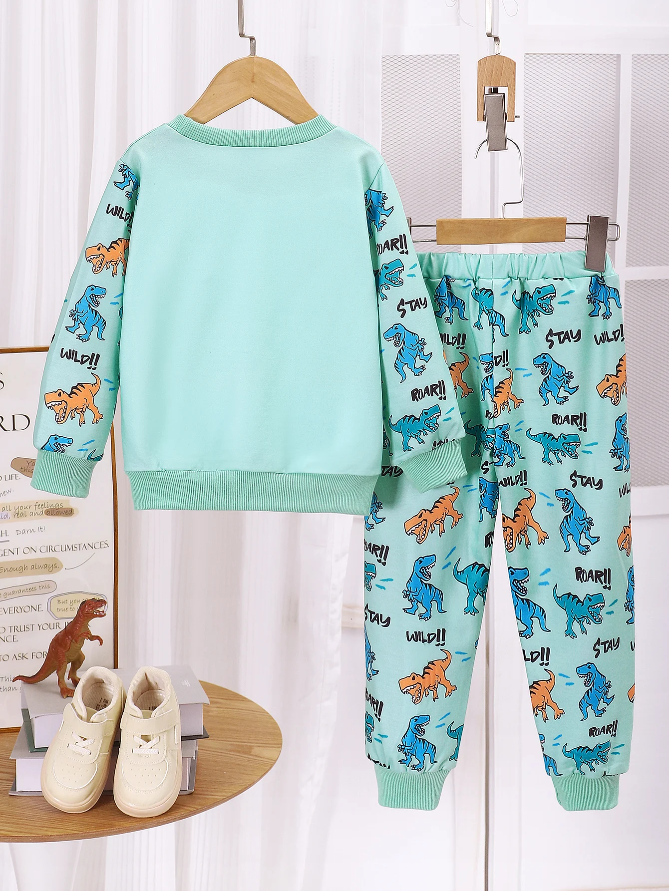 Boys' Spring and Autumn Two-Piece Set: Mint Green Dinosaur Letter Print Crew Neck Long-Sleeve Sweatshirt, Full Print Cartoon Dinosaur 3D Spiked Jogger Pants, Cute Little Boy Casual Outing Children's Clothing Set