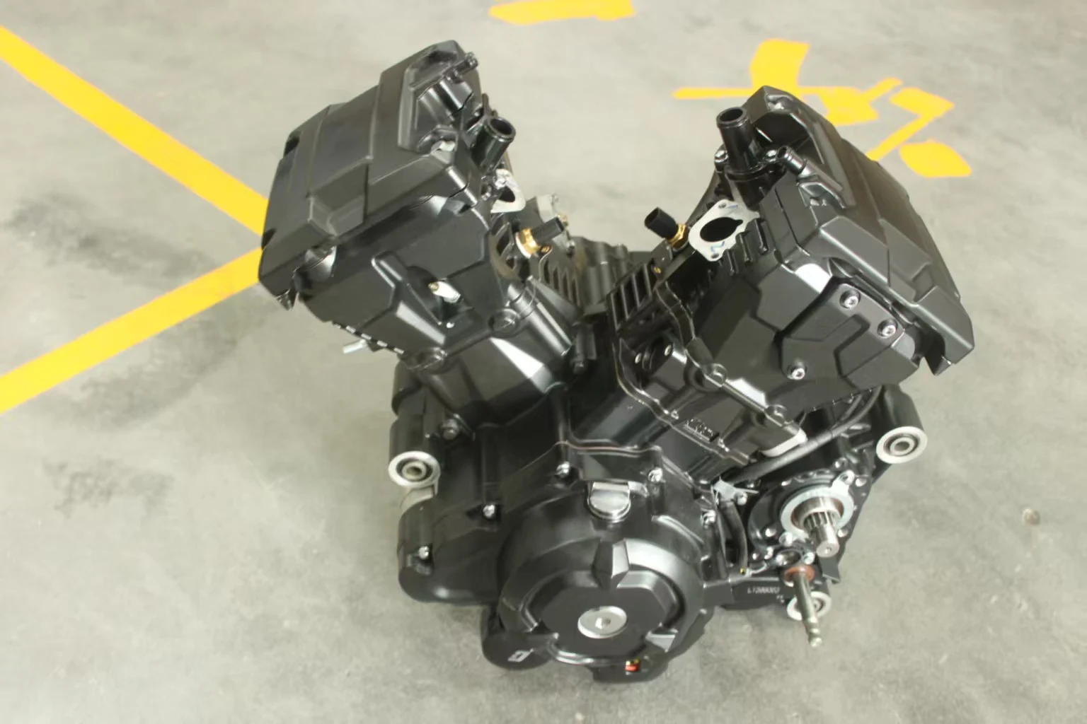 Lifan v Twin Motorbike Engine Water-cooled Engine 2 Cylinder 4 Valve 4 Stroke 6-gear