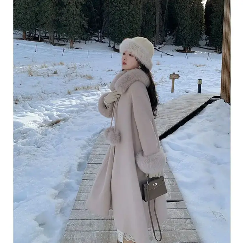 

Осень-зима, новый стиль, модный меховой воротник средней длины, свободное утолщенное шерстяное пальто, темпераментная новогодняя рубашка с меховыми рукавами