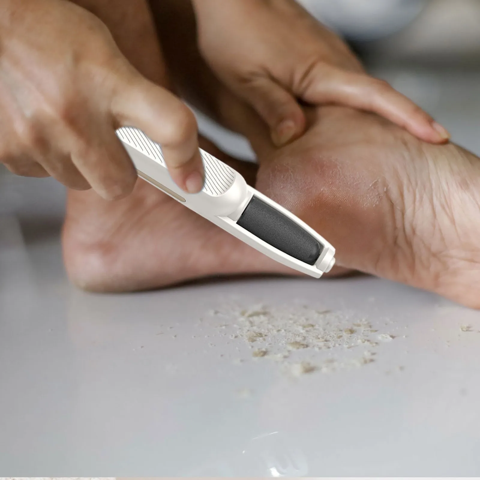 죽은 피부를 제거하기위한 조정 가능한 속도 휴대용 전기 발 그라인더 전기 발 수리 및 피부 연삭 기계