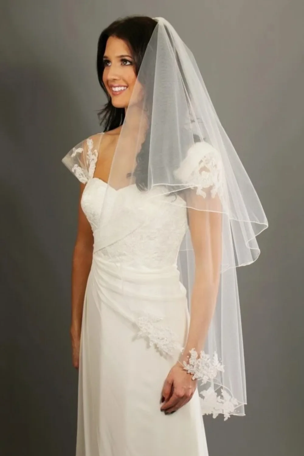 

Pearls Beaded Lace Appliques Wedding Veils Pencil Edge Two Layers Bride Veil with Comb Bridal Headpiece Wedding Accessory