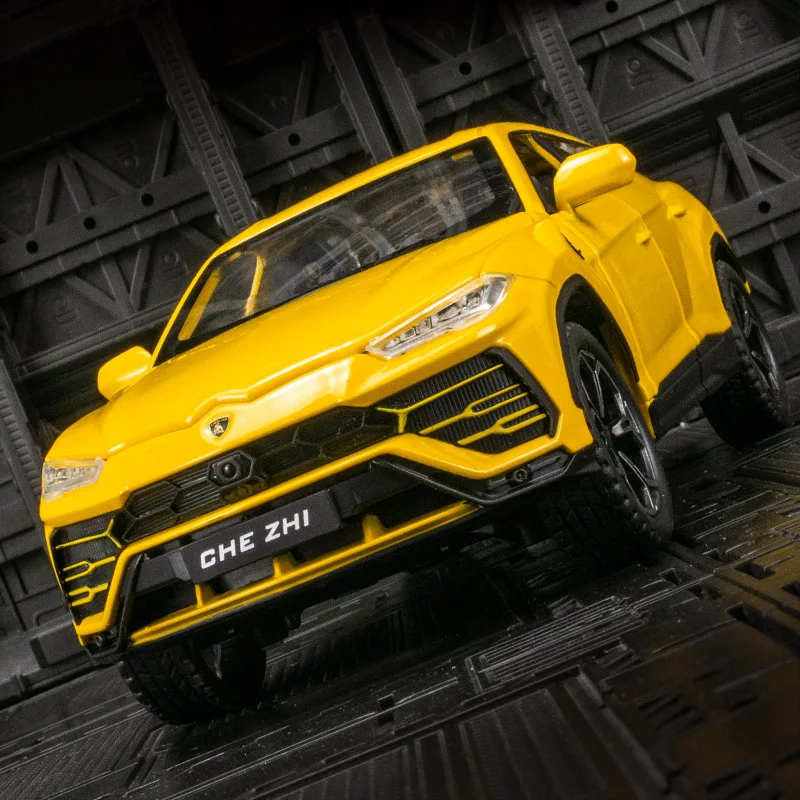 1:24 Lamborghini Urus aleación SUV vehículo todoterreno modelo ornamento, puertas y capó del motor, el maletero se puede abrir con juguetes