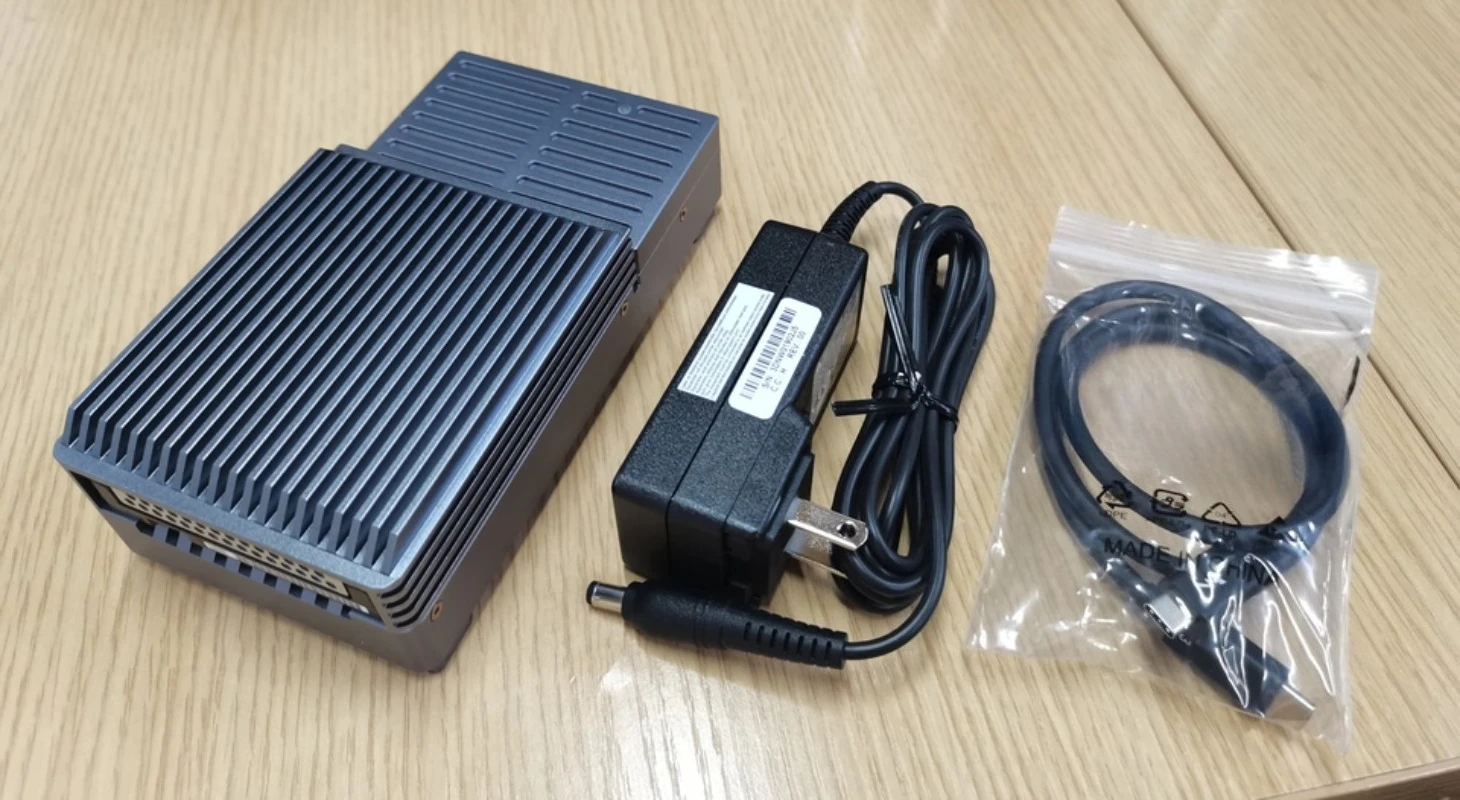

80Gbps Thunderbolt 5 U.2/U.3 SSD Enclosure for Post Production DIT, JHL9480 Dual-Mode with Cooling Fan