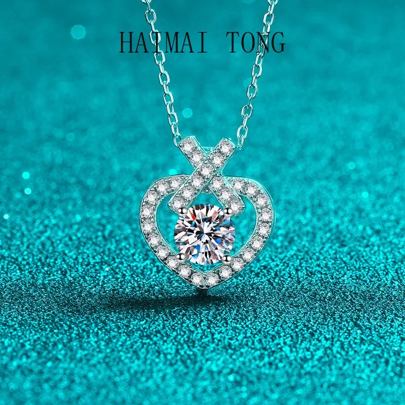 

HAIMAITONG Heart-shaped pendant necklace made of moissanite, with platinum 950-plated lock bone chain.