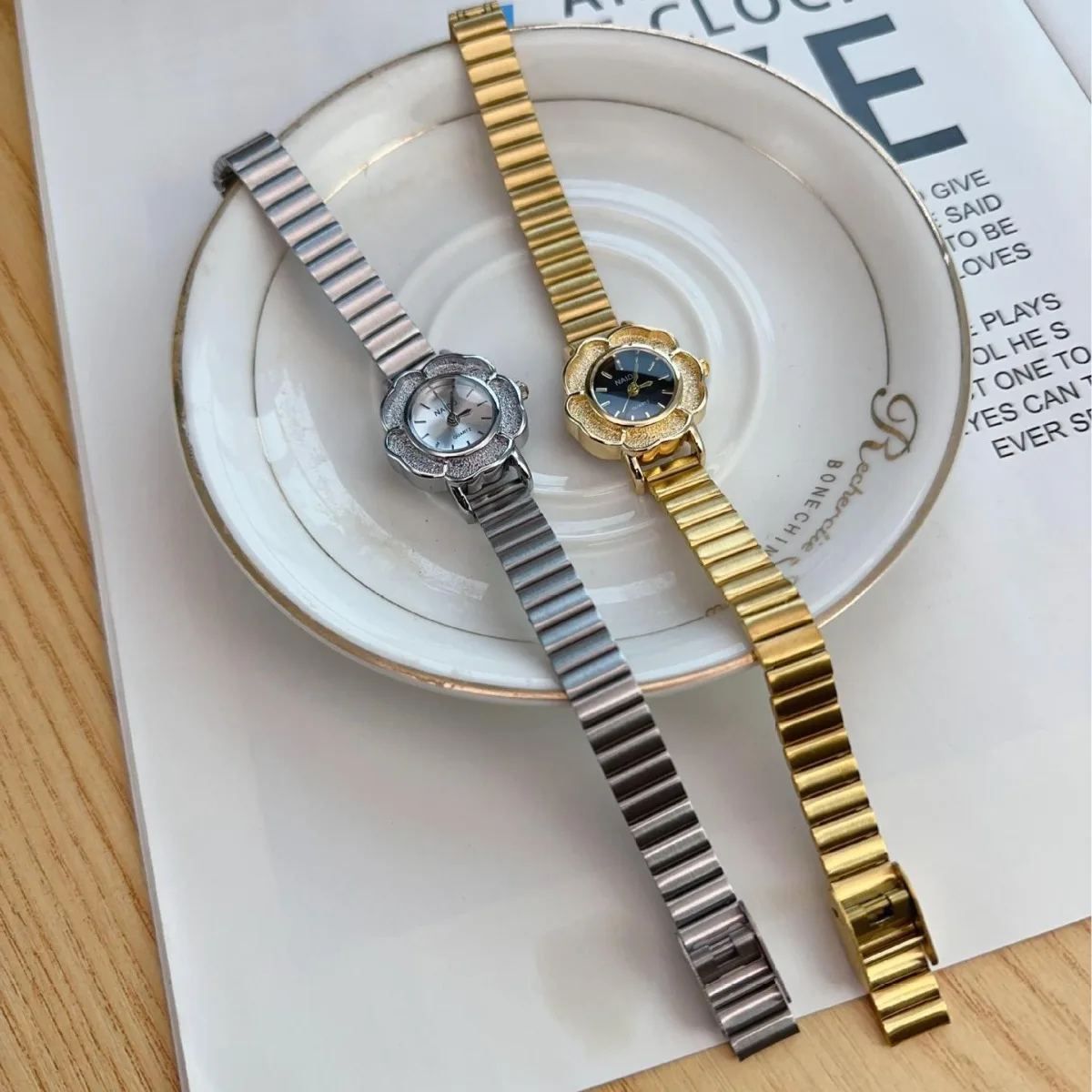 Новые ретро женские золотые часы для пожилых людей с инкрустацией бриллиантами, винтажные темпераментные часы с циферблатом камелии, нишевые женские модные кварцевые наручные часы