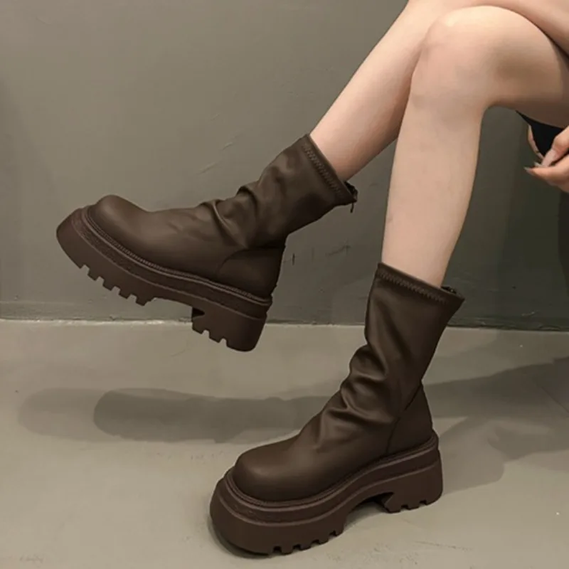 

Короткие ботинки на толстой подошве с круглым носком и модной молнией сзади. Повседневные удобные универсальные ботинки 2025retro.