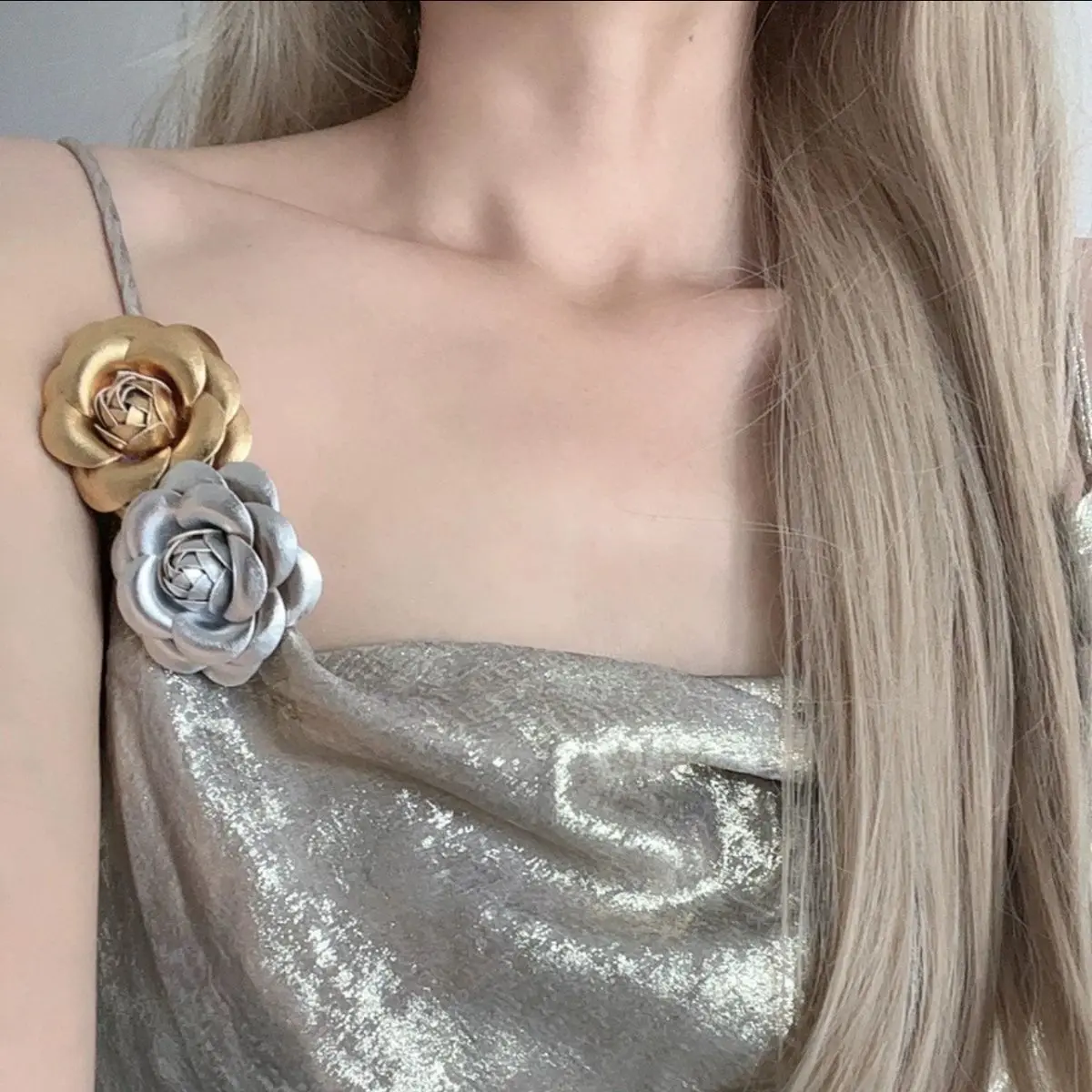 Vintage French silver-gold camellia flower brooch small accessory pin fashionable brooch small fragrant pu leather texture