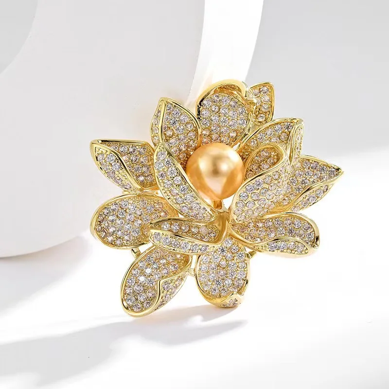 Fashion Women Girls Elegant Emerald Crystal lotus Brooches for women Badges Classic Lady Dress Suit High-end Pins Jewelry