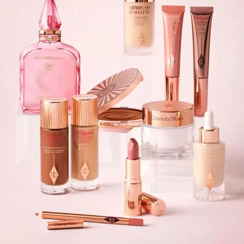 

Сыворотка-хайлайтер Charlotte Tilbury Beauty Magic Serum: увлажняющая, осветляющая, для использования перед макияжем, жидкий хайлайтер, карандаш-хайлайтер в золотом футляре, помада-карандаш.