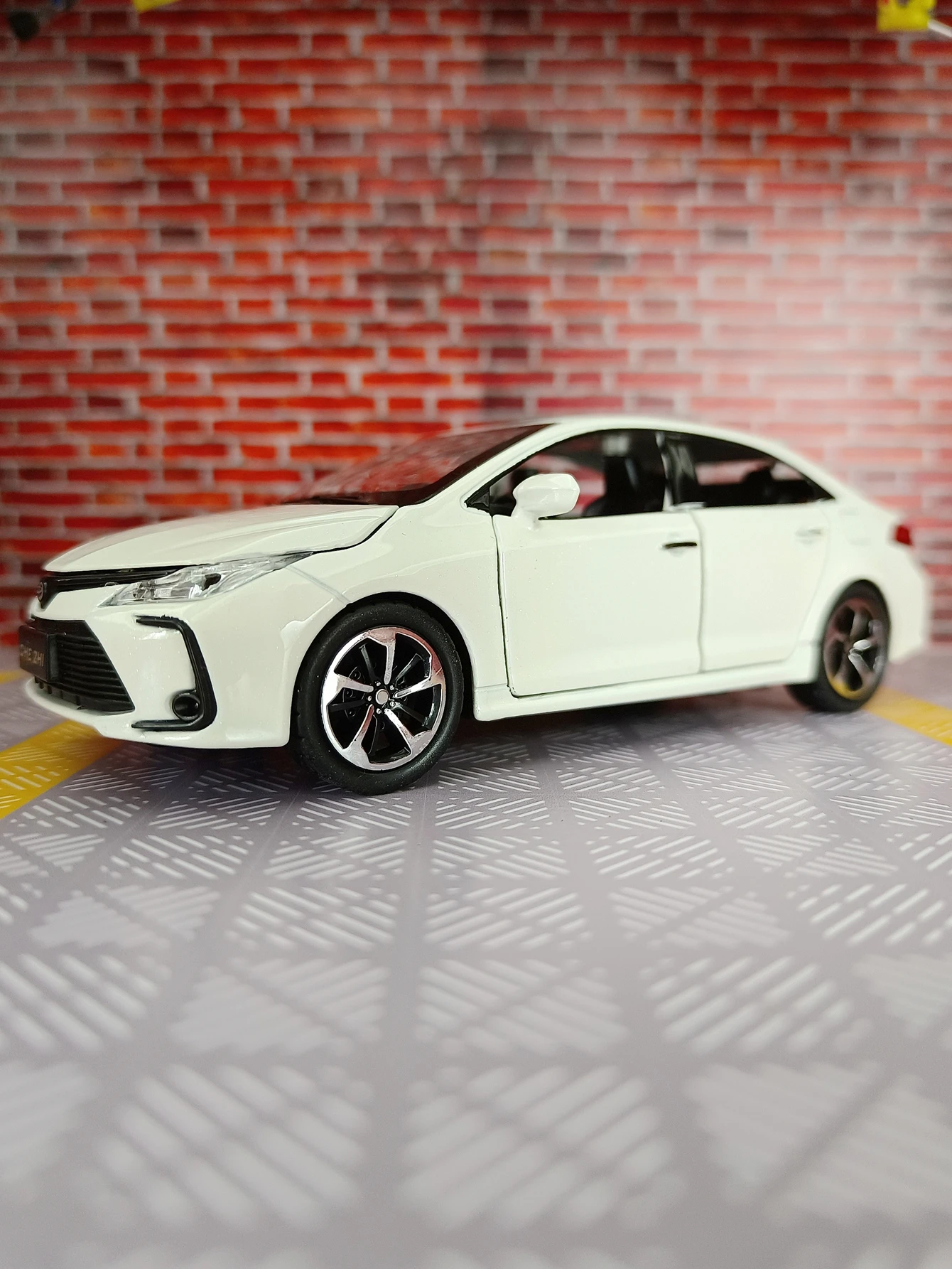 Simulación 1:32, adorno de modelo de coche de aleación Toyota Corolla, puertas y capó de motor, el maletero se puede abrir, regalo de sedán