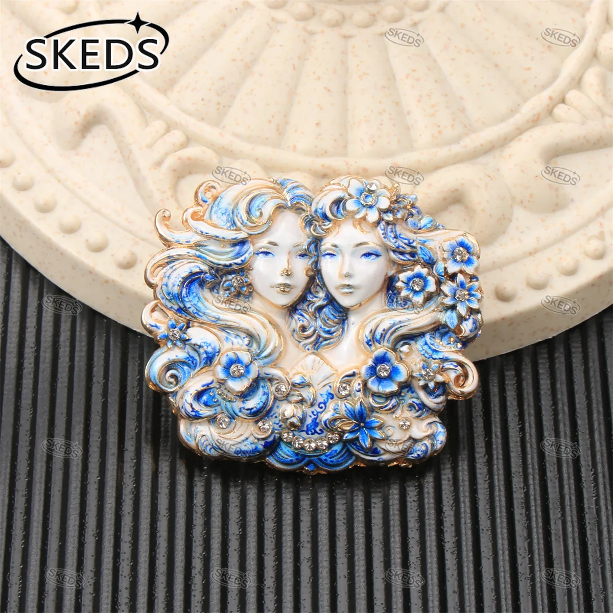 SKEDS Blau-weiße Emaille-Brosche im Porzellanstil mit Sternbild, Retro-Strass-Tierfigur-Anstecknadel, eleganter Schmuck – Detail 3