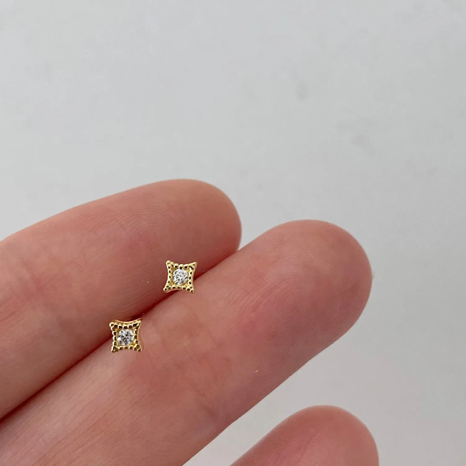 

Минималистичные серьги из чистого серебра S925 с четырехконечной звездой. Высококачественные квадратные аксессуары для ушей с изысканным дизайном и шпильками из ушных костей.