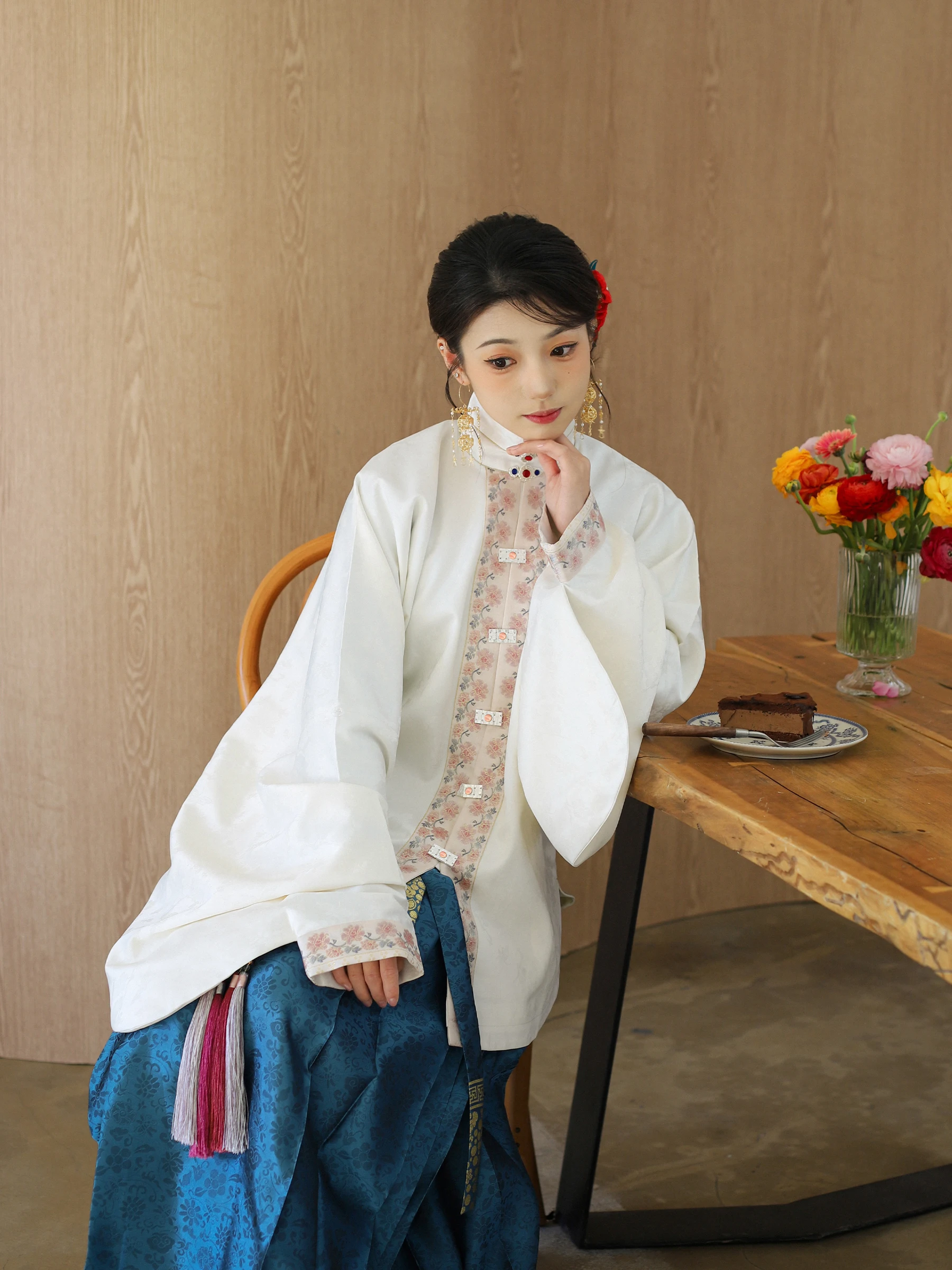 

an ui Ji Белый шелковый топ Hanfu с вышивкой и кетами Традиционная китайская одежда Длинный воротник-стойка Свек на пуговицах